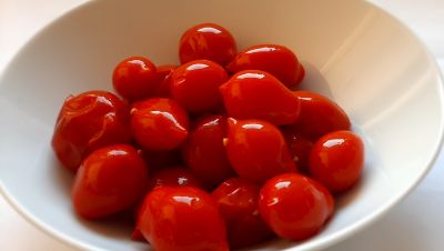 Ganze Piennolo-Tomaten vom Vesuv im Wasser